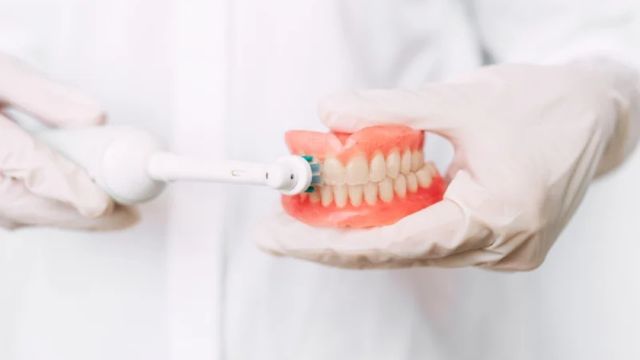Tác hại của bọc răng sứ bị lệch khớp cắn